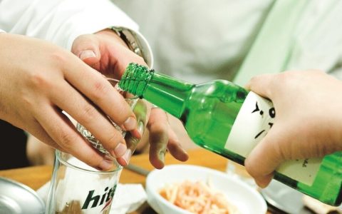 韓國喝酒禮儀-雙手接酒