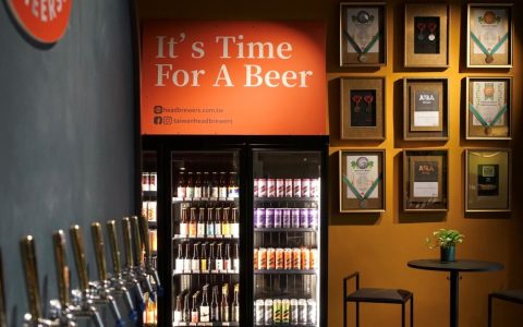 啤酒頭釀造一樓酒吧展售區：展售冰櫃