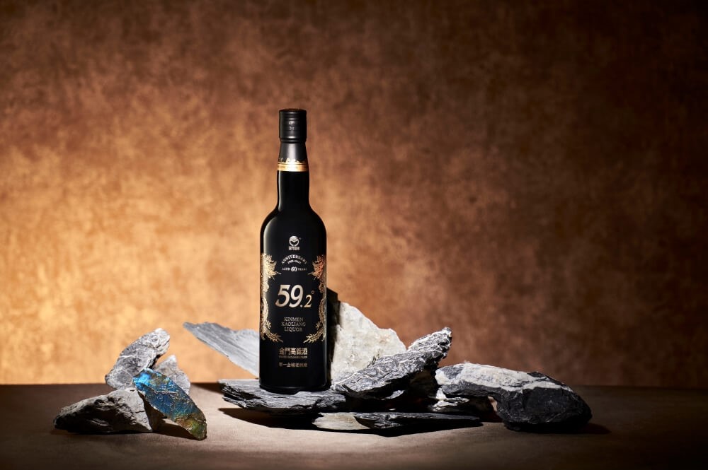 金門高粱推出「59.2%白金龍首席原酒」超帥氣黑曜色瓶身登場| 一