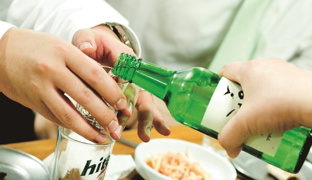 韓國喝酒禮儀-雙手接酒
