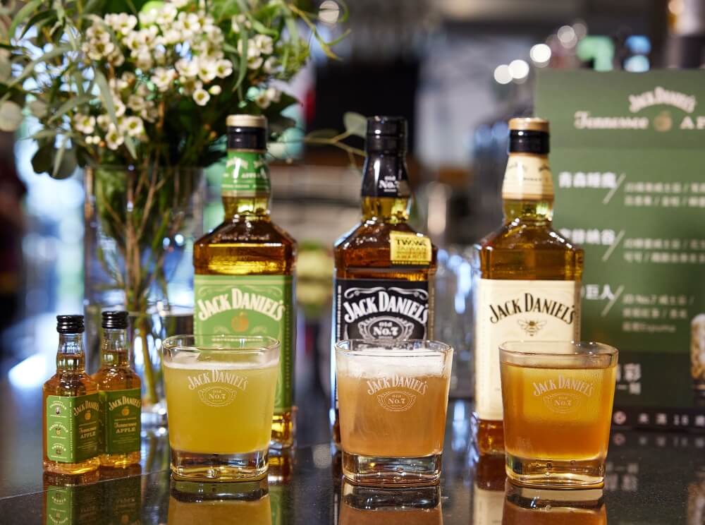 左至右傑克丹尼蘋果威士忌的專屬調酒「青森睡魔」、「炎の巨人」、「蜜蜂峽谷」