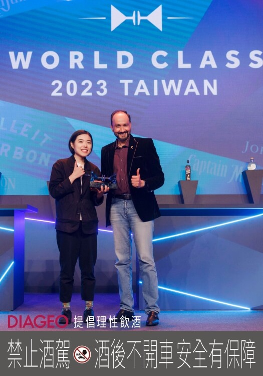 2023-World-Class-台灣區冠軍劉冠麟與帝亞吉歐總經理程展鵬頒獎合影