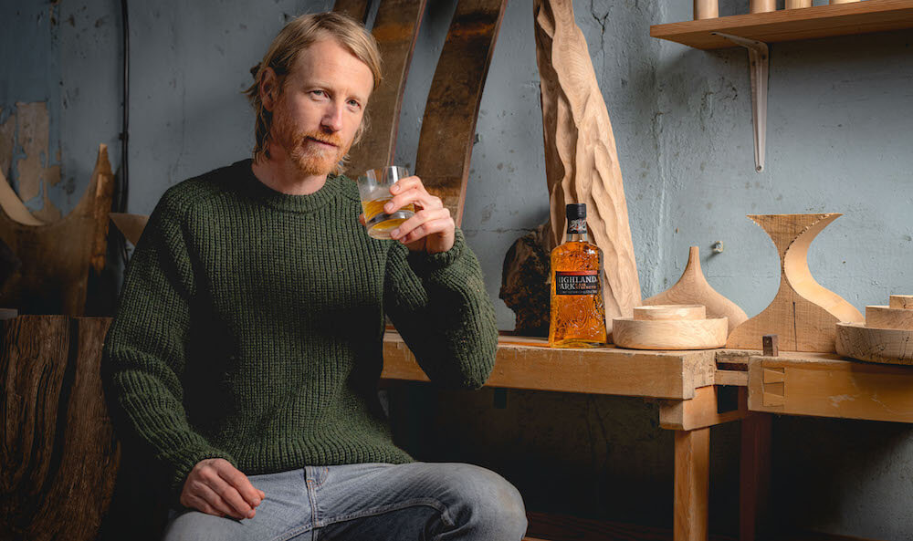 高原騎士與英國創意木匠-Jamie-Gaunt共同合作，以威士忌橡木桶板塊打造象徵高原騎士225年悠久歷史的木雕創作