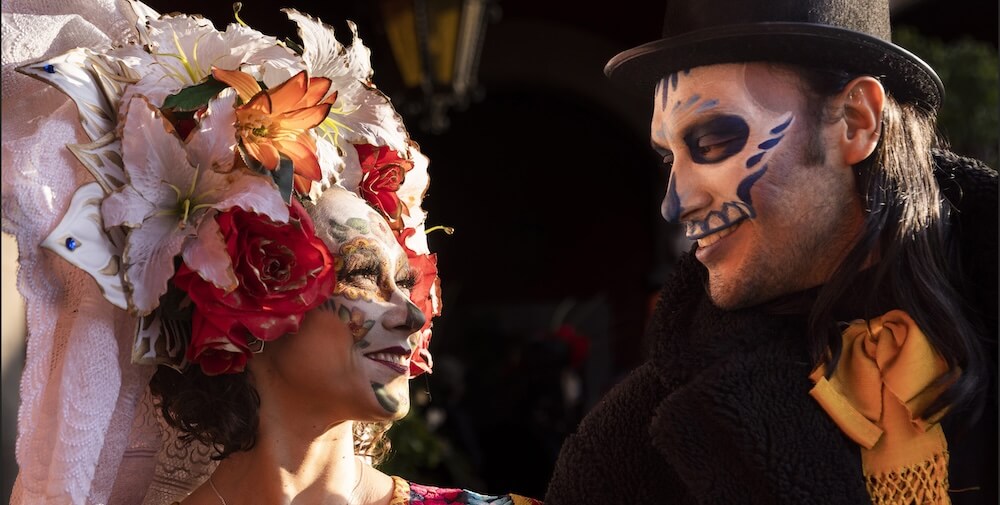 墨西哥居民衣著華麗，在臉上彩繪將自己裝扮成Catrina，彰顯對節慶的投入並增添活潑、斑斕的色彩