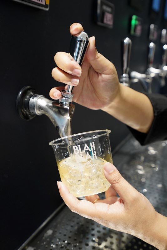 BLAH-BLAH-Bar自助取酒情境照-1