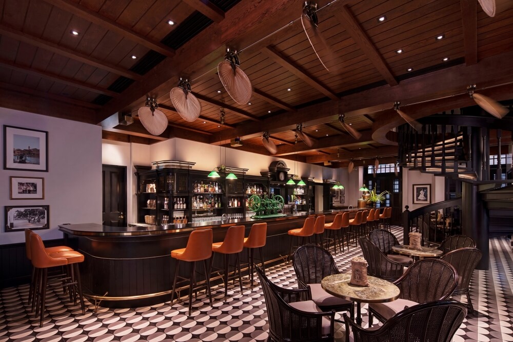 新加坡萊佛士酒店內的長樂酒吧（Long-Bar）內部裝潢