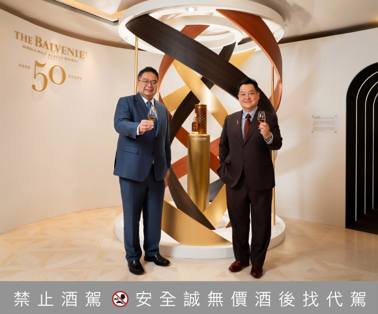 The Balvenie Fifty Collection - Edition I 上市發表會，格蘭父子北亞區董事總經理周學文與百富品牌大使沈宇軒合影。(格蘭父子提供)