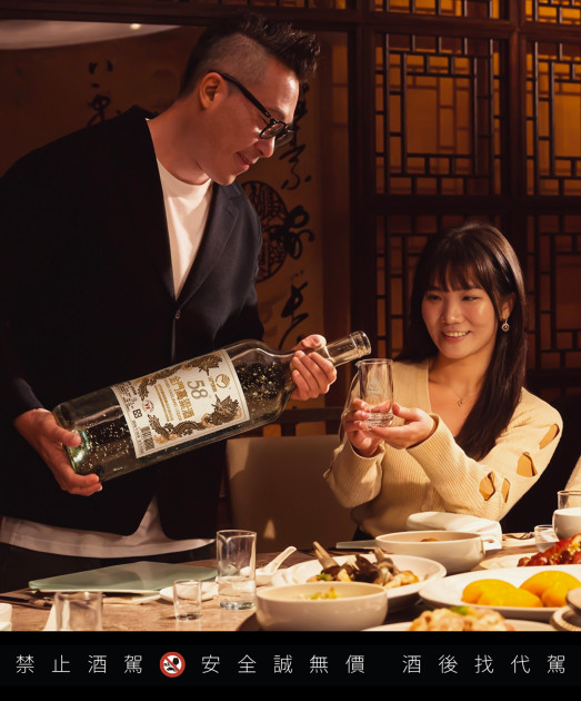5.1L金門高粱酒（金箔版）精選世界金獎特A白金龍細膩酒體，搭配瓶中飄動的金箔打造品飲儀式感。