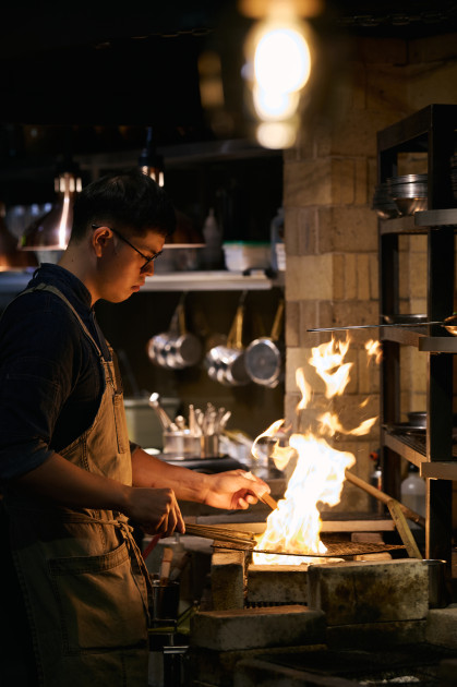 APIS Grill 為高雄首間專注直火料理的餐廳，結合炭火技藝與西餐手法，呈現食材純粹風味；並連續兩年獲《米其林指南》必比登推介肯定。（格蘭父子提供）