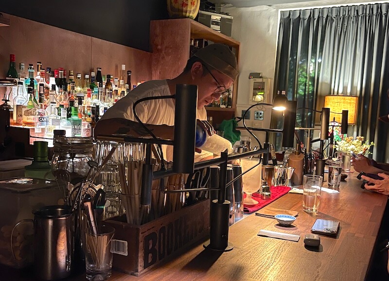 Bar-Dan-調酒師一生懸命調酒中