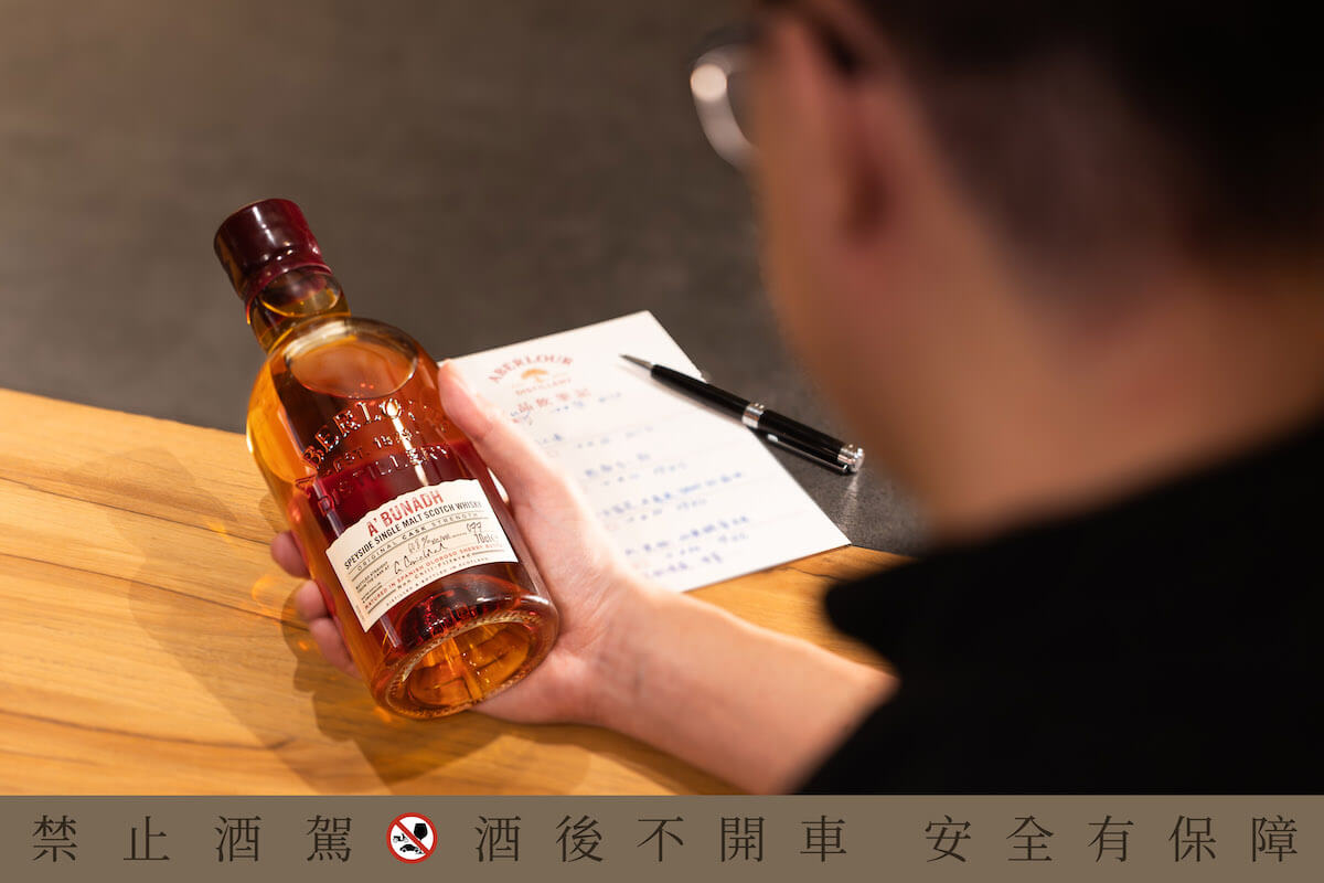 亞伯樂Abunadh-黑老闆持瓶照