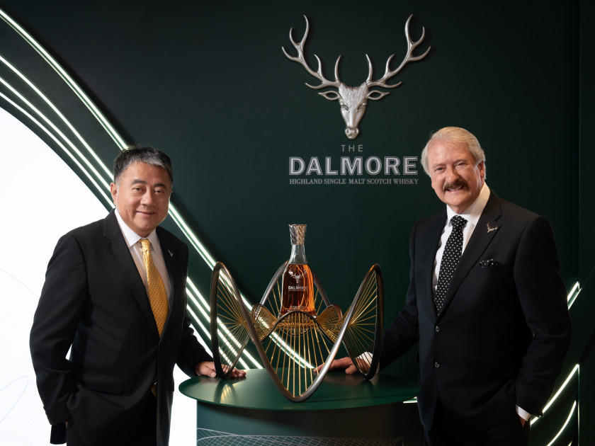 左起尚格酒業奚大寧董事長與大摩首席釀酒師-Richard-Paterson