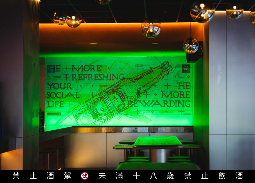 海尼根品牌概念店的牆面會隨著燈色變換各種宇宙圖像的光原色牆
