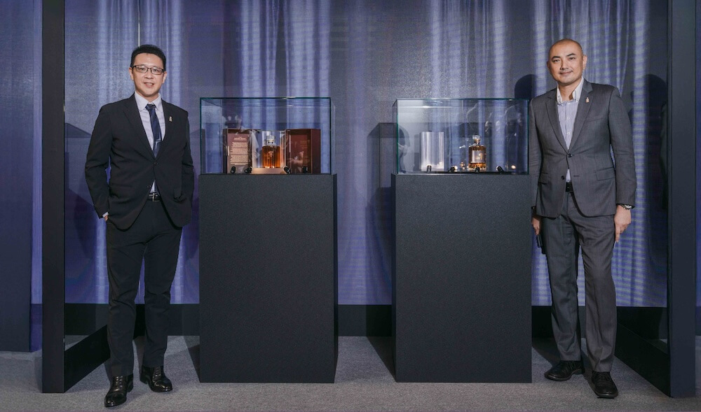 「響-藝境珍藏-藝術特展」左起賓三得利總經理顧令德、品牌大使-Johnny