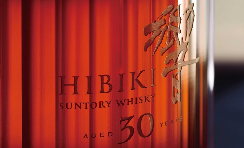 「響-30-年-日本威士忌-藝境珍藏版-Hiroshi-Senju」瓶上以噴砂工藝雕刻「響」字樣與瀑布圖紋