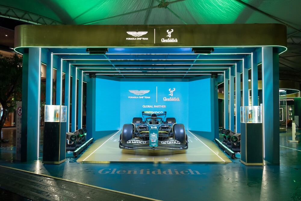 格蘭菲迪16年單一麥芽蘇格蘭威士忌ASTON-MARTIN-FORMULA-ONE®-TEAM-聯名款_情境圖_03
