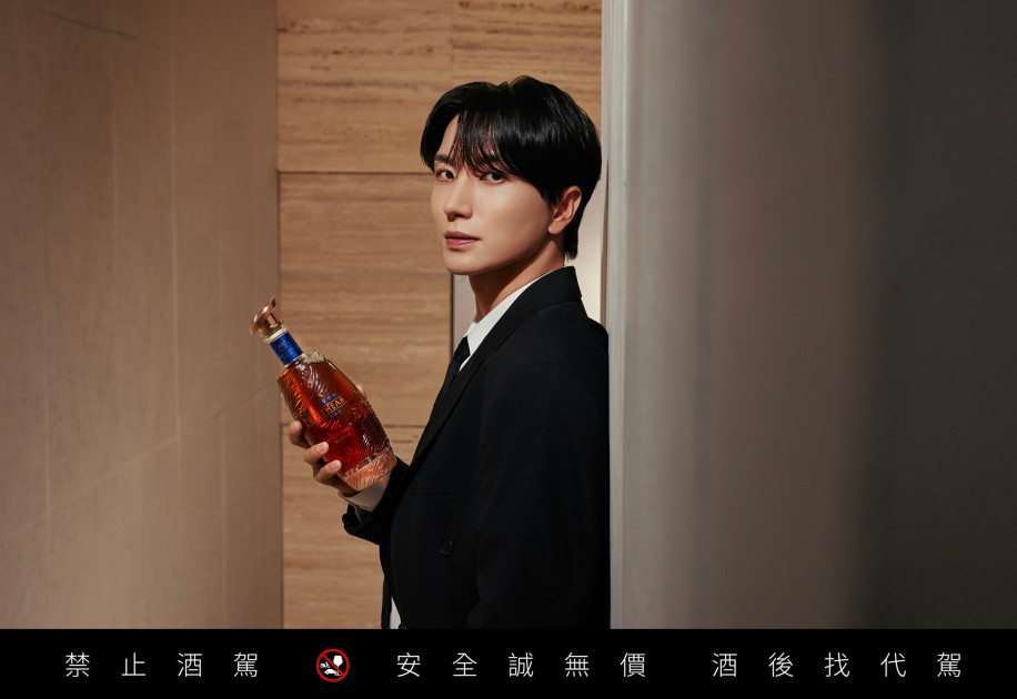 「創世者」形象大使利特於出道20週年之際，詮釋新品「創世者皇者雪莉桶陳金門高粱酒」優雅魅力。