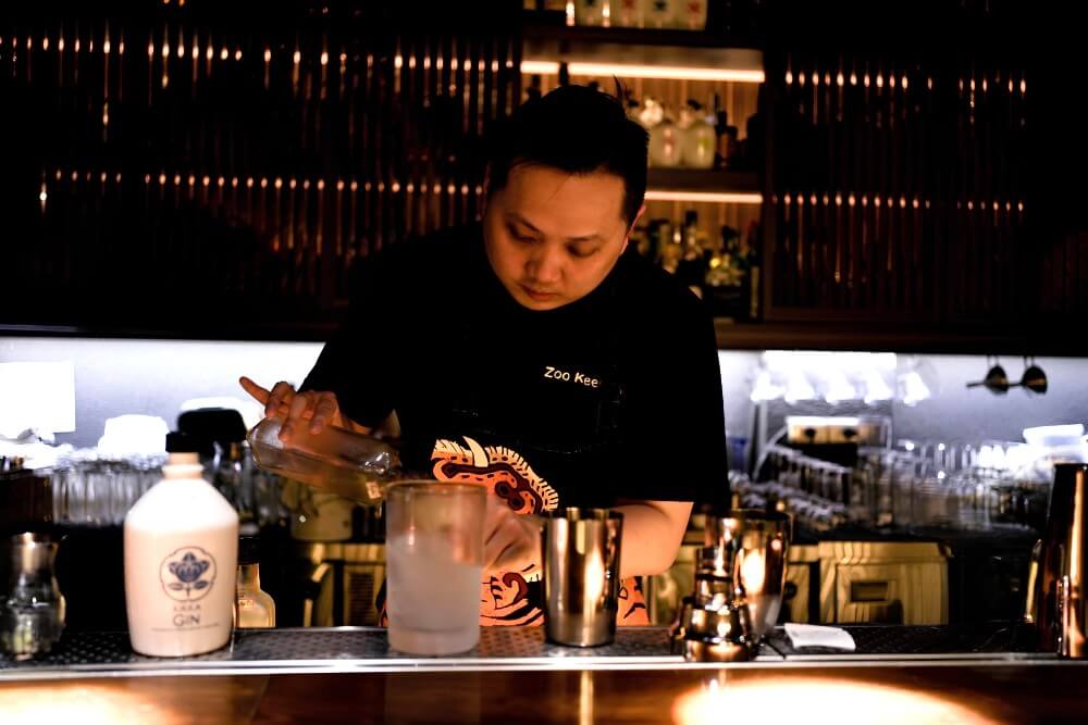 Zoo-KeepeR-調酒師一生懸命調酒中