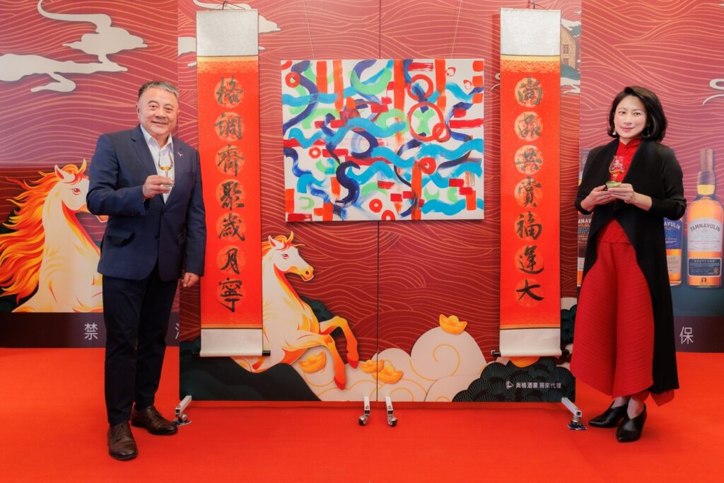 尚格酒業董事長奚大寧攜手書法藝術家王貞懿現場揮毫提字,透過筆墨展現品牌精神與文化底蘊,為新品上市揭開序幕,也象徵品牌在新年度穩健前行、開創新局。圖/尚格酒業提供