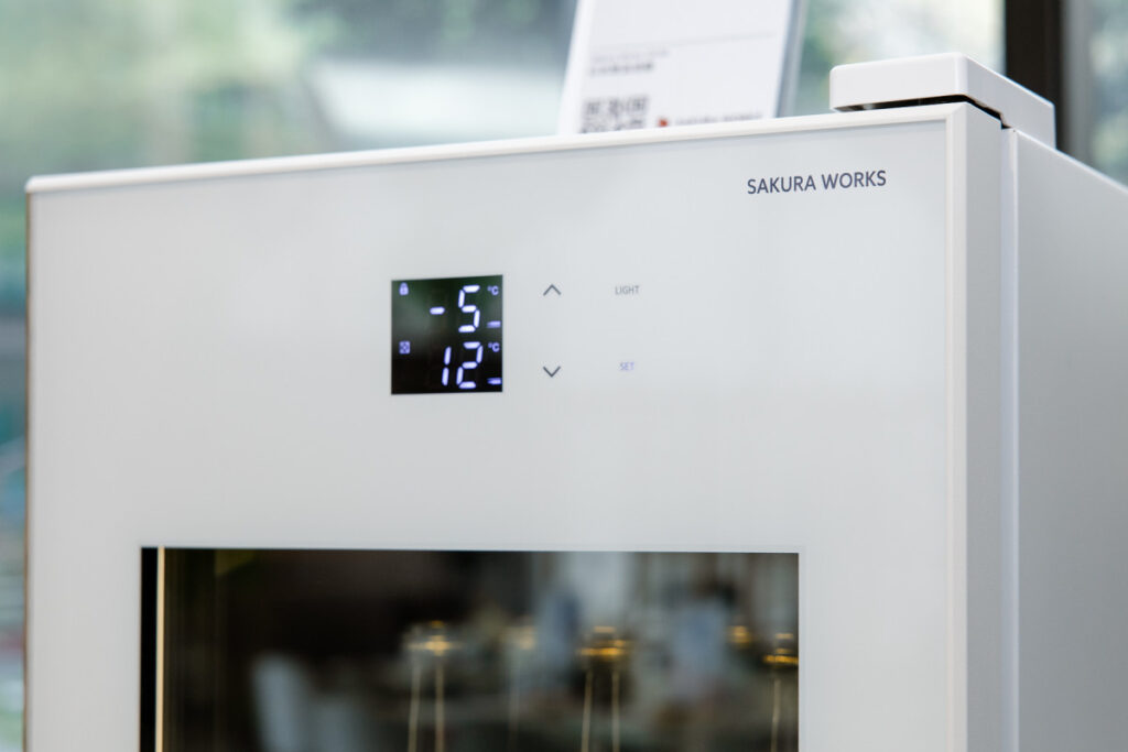 全新【GX38雙溫酒櫃】,業界少見-5°C冰溫科技,溫控範圍-5°C至25°C,清酒與葡萄酒皆可獨立設定最佳溫度。