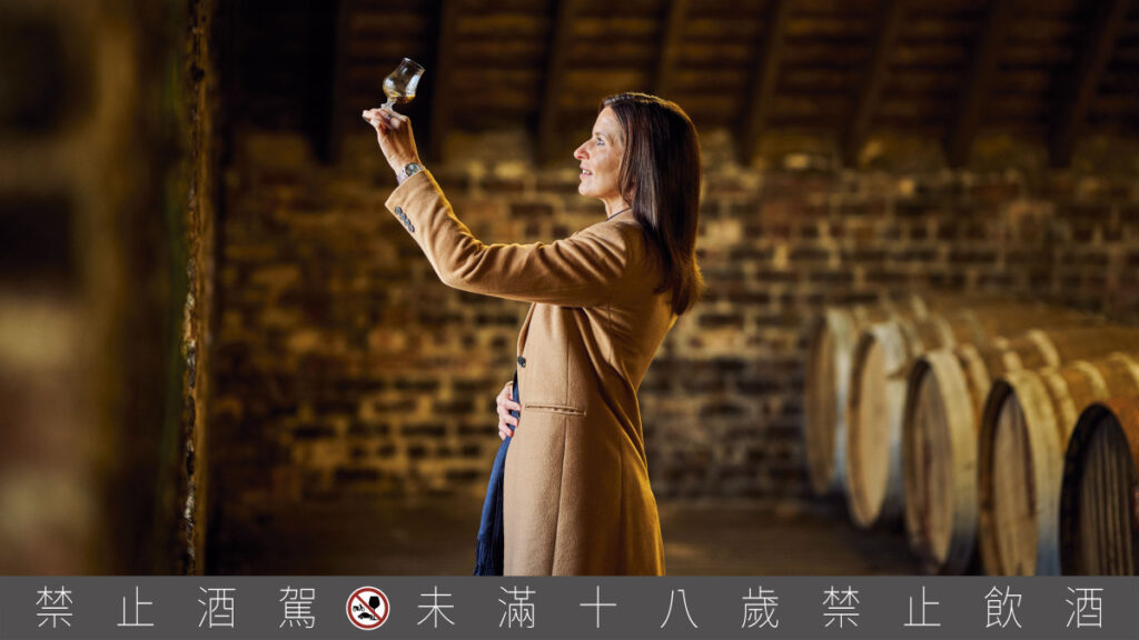 麥卡倫 《Distil Your World Paris:精萃世界 巴黎》由麥卡倫釀酒大師 Kirsteen Campbell領銜,以層層交織的風味結構,回應「法式餐桌藝術」生活哲學。