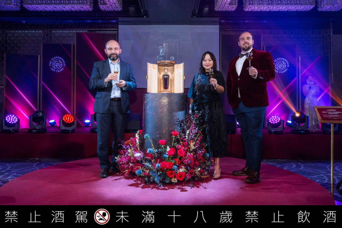 (左起)大中華區暨蒙古區總經理 Azat Gilmutdinov、大中華區暨蒙古區行銷經理Silvia、亞洲區品牌大使 Stuart Fear