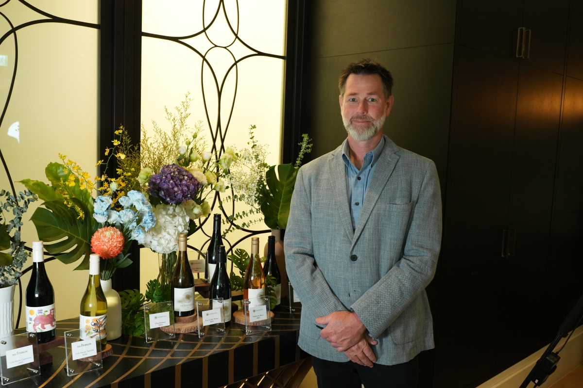 Domenica 創辦人暨首席釀酒師 Peter Graham 站於活動展示桌旁