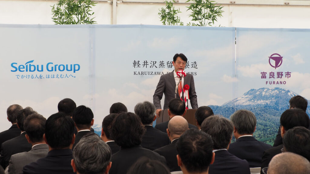 KDI代表董事社長島岡高志表示:我們將運用小諸蒸餾所建立的「品質、體驗、信任」基石,與國際級調酒師兼創辦人張郁嵐(Ian Chang)匠心獨具的製酒技藝 ,在富良野雄偉的自然中,挑戰世界級的威士忌釀造。