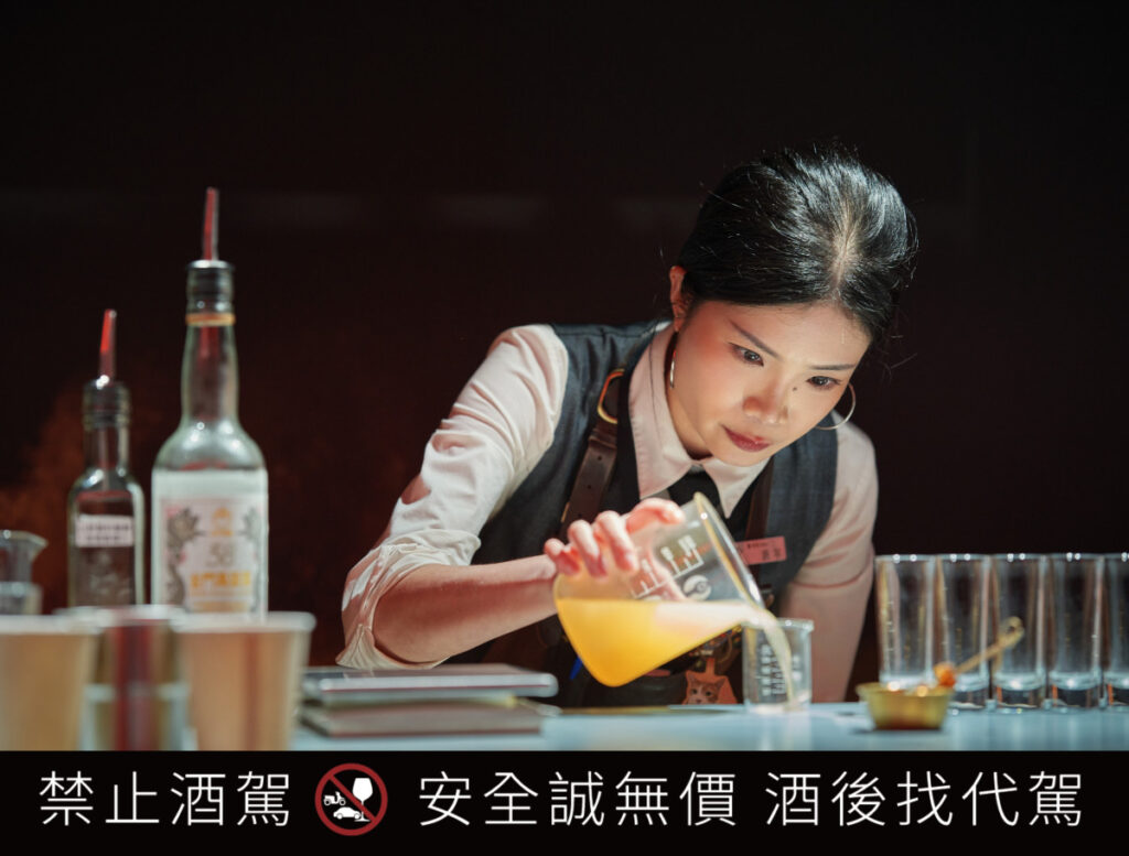 2026《金酒盃-職業組》決賽現場,選手全神貫注、展現精湛的調酒技藝。