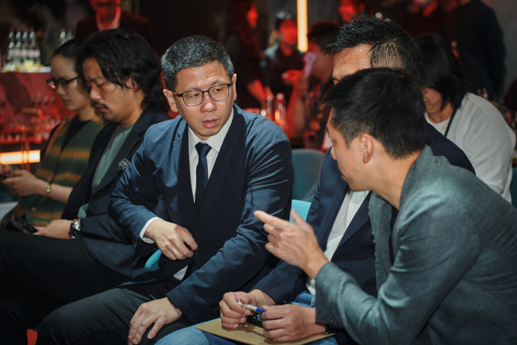金門高粱酒調酒比賽期間積極參與現場的王中聖總經理。
