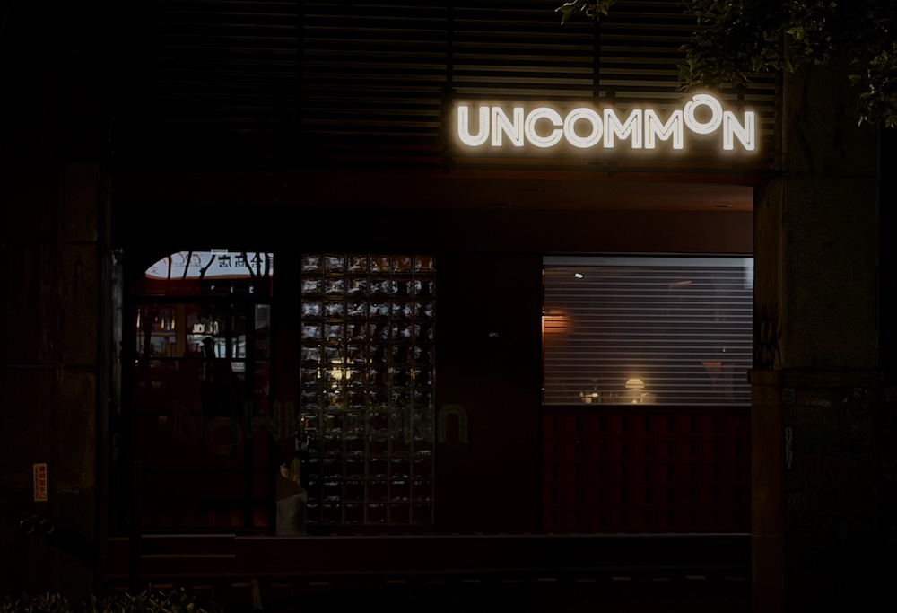 從COMMONS到UNCOMMON_室外招牌