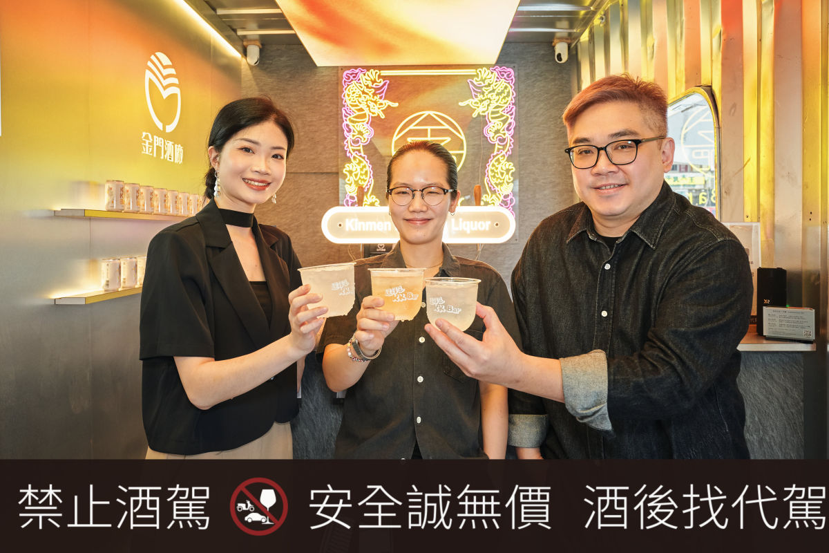 由 TCRC&Bar Home 主理人黃奕翔(右)、unDer lab 主理人劉欣蓓(中)及榕 RON Xinyi 的唐寧(左),共同打造 KK Bar 限定酒款。