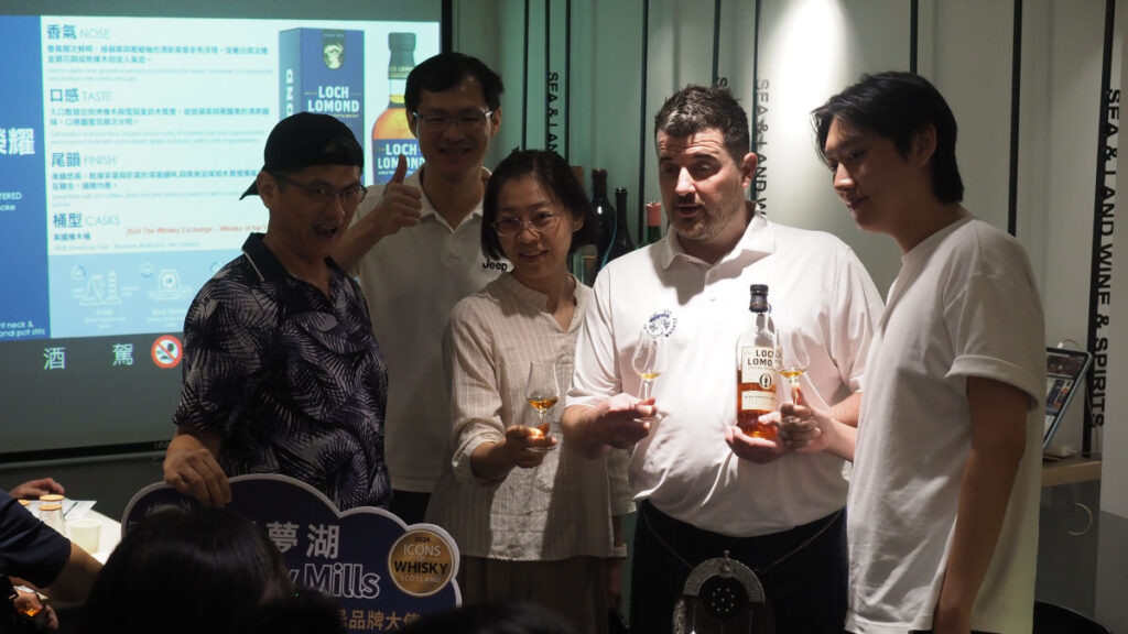 品飲會後民眾與大使合影