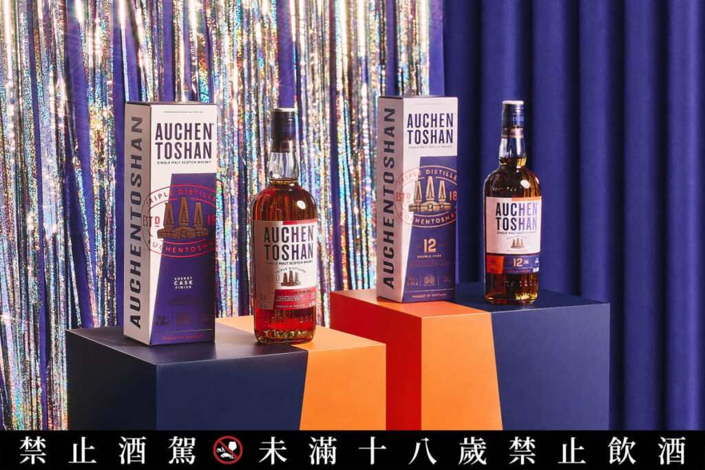 歐肯雙新品換上鮮明新裝,以三座蒸餾器圖示彰顯經典工藝。