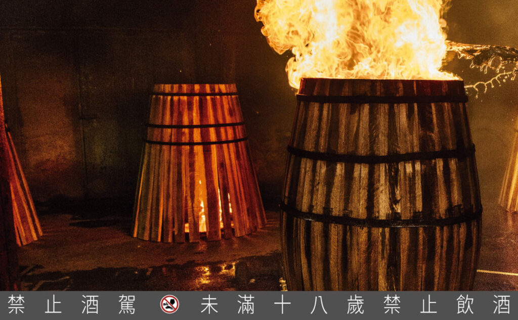 麥卡倫於自家製桶廠,橡木歷經烈火與冷水淬鍊,徹底改變橡木結構,打造最高品質的橡木桶