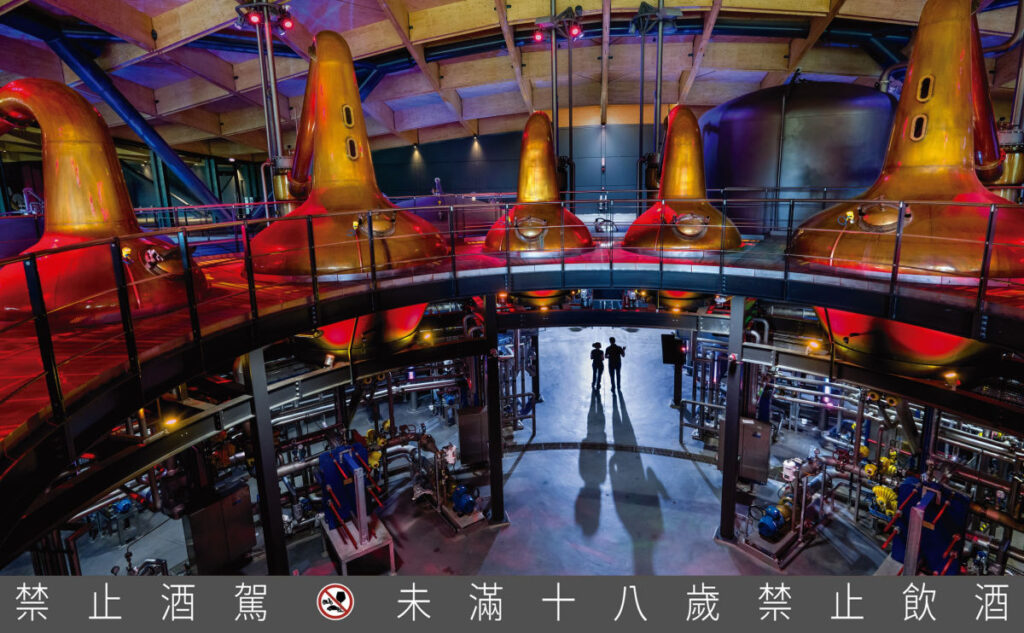 麥卡倫標誌性的精緻小巧的蒸餾器,盡可能提高酒與銅的接觸面積,淬鍊飽滿渾厚的新酒並發展其特有的馥郁果香且層次豐富的多樣風味