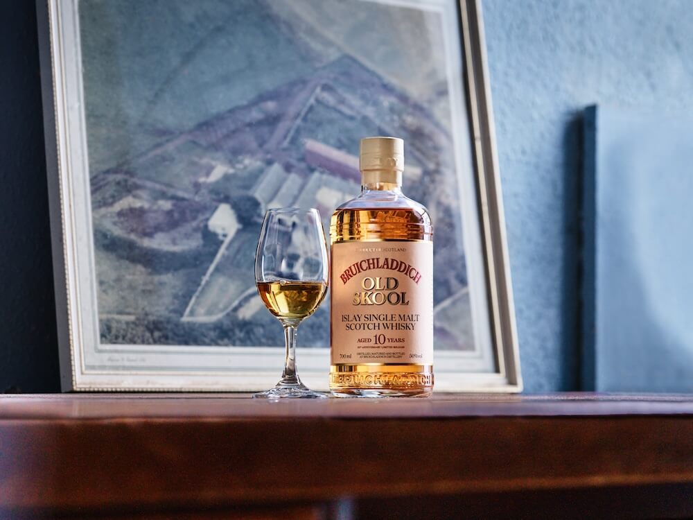 Bruichladdich-布萊迪-10-年單一麥芽蘇格蘭威士忌-25-周年限定版-傳統復刻_形象照_2