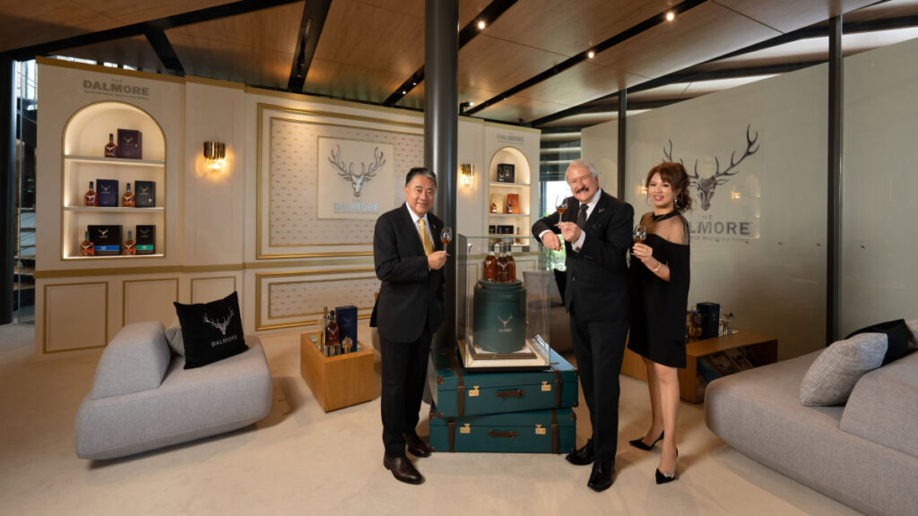 左起尚格酒業奚大寧董事長、大摩首席釀酒師 Richard Paterson、尚格酒業行銷總監 Gity