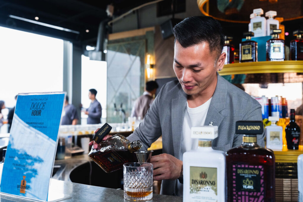 帝薩諾(Disaronno)台灣品牌大使 Jason 現場示範調酒,呈現產品的不同搭配方式。